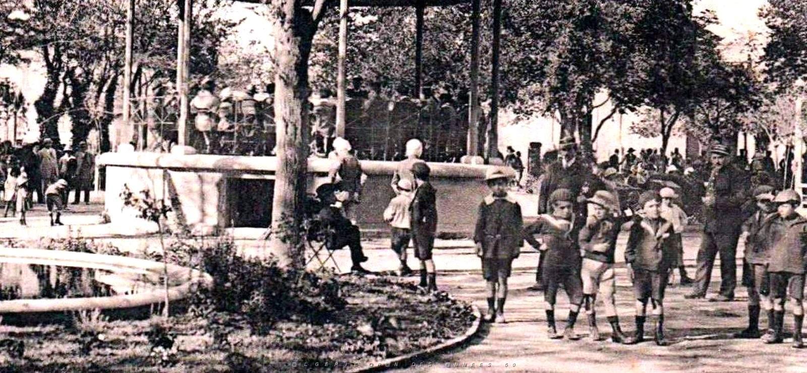 2142- Batna - Square de la Republique - Concert2- 1926.jpg